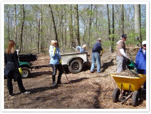 Volunteersspreadwoodchips06